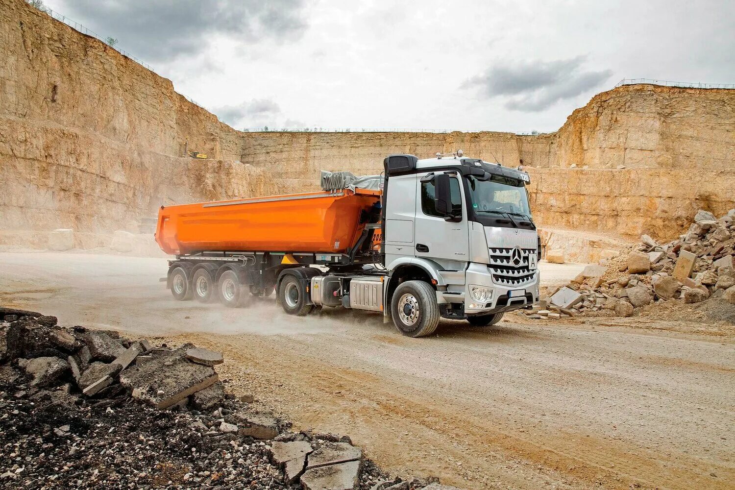 Грузовик перевозит партию щебня 270 тонн ежедневно. Mercedes-Benz Arocs самосвал. Mercedes Benz Arocs LKW. Щебень самосвал Вольво. Самосвалы Мерседес Арокс 8\4.