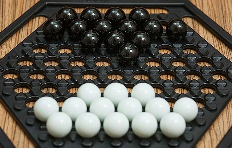Игра черно белые камни на доске. Абалон игра стиль жизни. Абалон сумо шариками. Игра настольная черные и белые шарики. Настольная игра с черно белыми шариками.