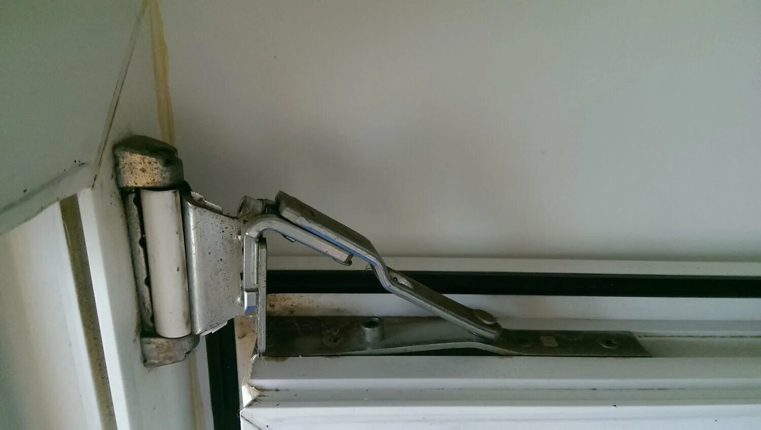 петли для пластиковых окон. снятие с нижней петли металлопластиковой двери. нижняя петля окна пвх. верхняя петля окна. поменять петли на окнах.