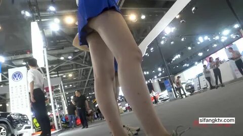 最新流出车展偷拍抄底性感长腿车模 蓝裙骚内 