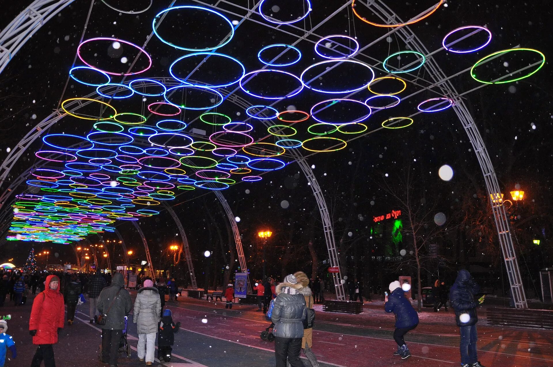 Погулять в москве недорого. Парк Сокольники. Интересные парки. Необычные развлечения в Москве. Парк Сокольники ночью.