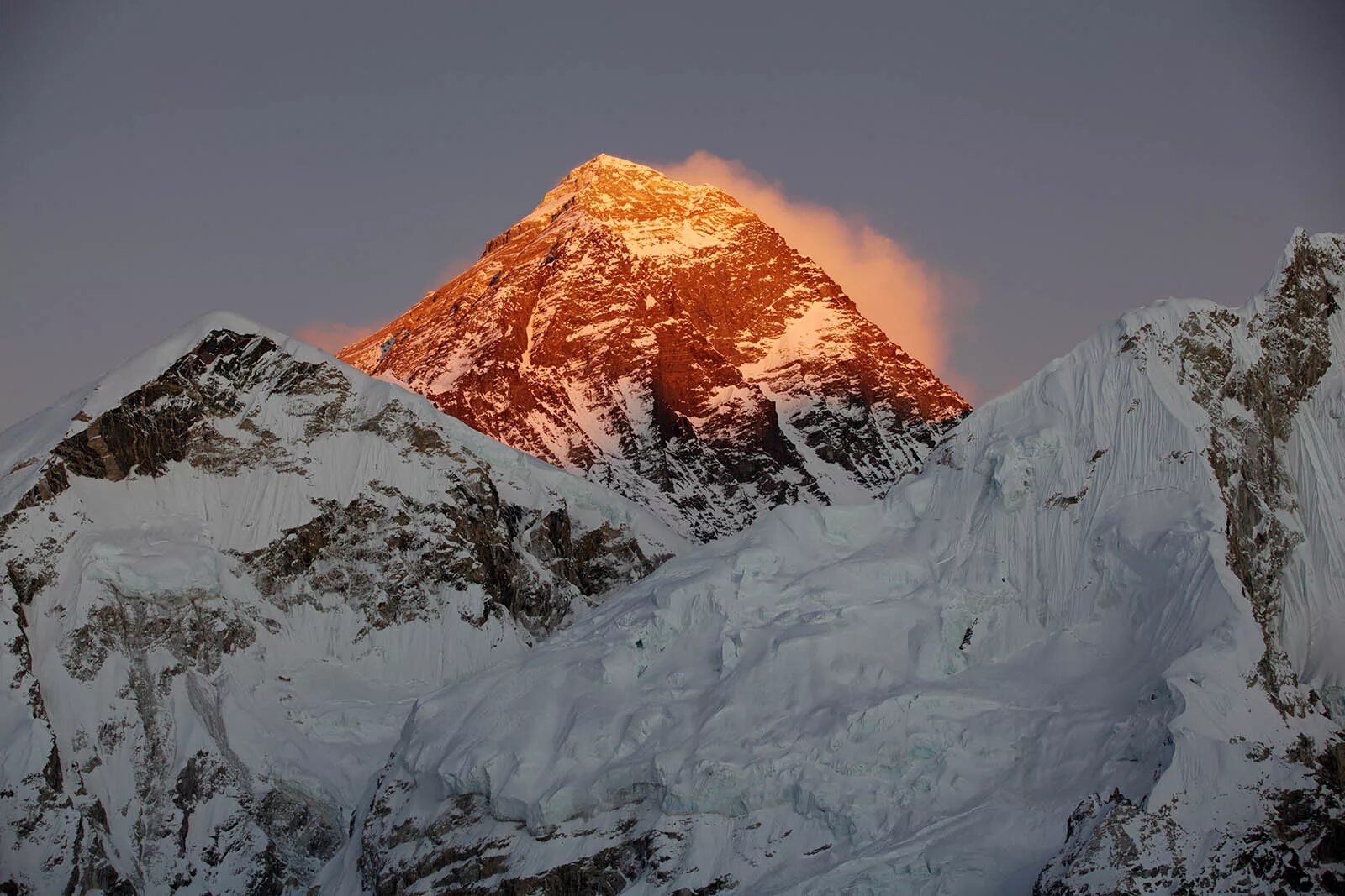 Где самая высокая гора эверест. Гималаи Эверест Джомолунгма. Гора Эверест (Джомолунгма). Гималаи. «Сагарматха» = Эверест = Джомолунгма). Вершины: Джомолунгма (Эверест) (8848м),.