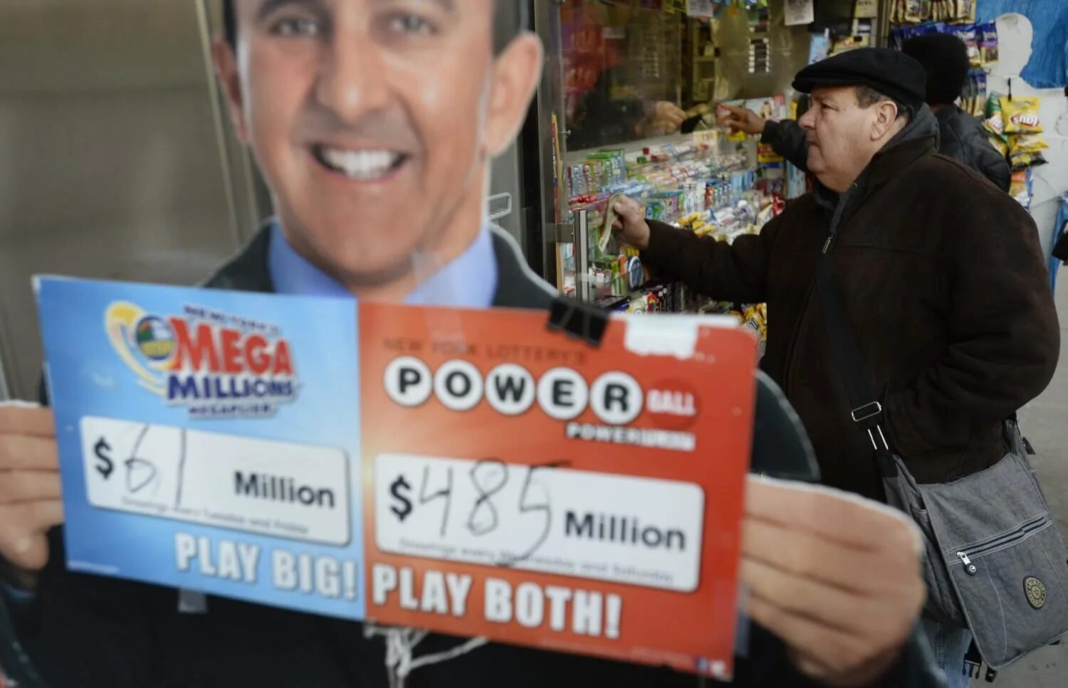 Выиграл в лотерею миллиона долларов. Лотерея powerball выигрыш. джекпот в лотерее. выигрыш в лотерею джекпот. человек выиграл в лотерею.