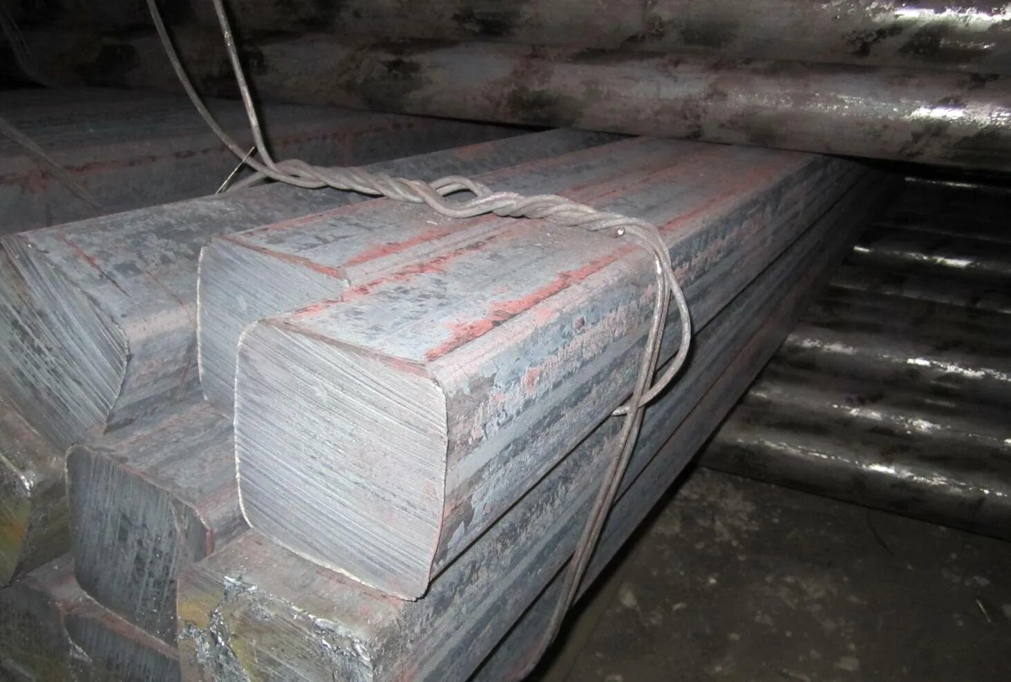 Маркировка крупных стальных заготовок. Квадратная поковка сталь 40х. Сталь 40х листовой металл. Стальные прямоугольные заготовки сталь 40. Круг стальной 200 мм.