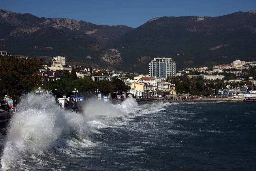 Ялта небо. Волны в ялте. Ялта вода в городе. Сколько градусов в ялте сейчас. Ялта климат в 2020.