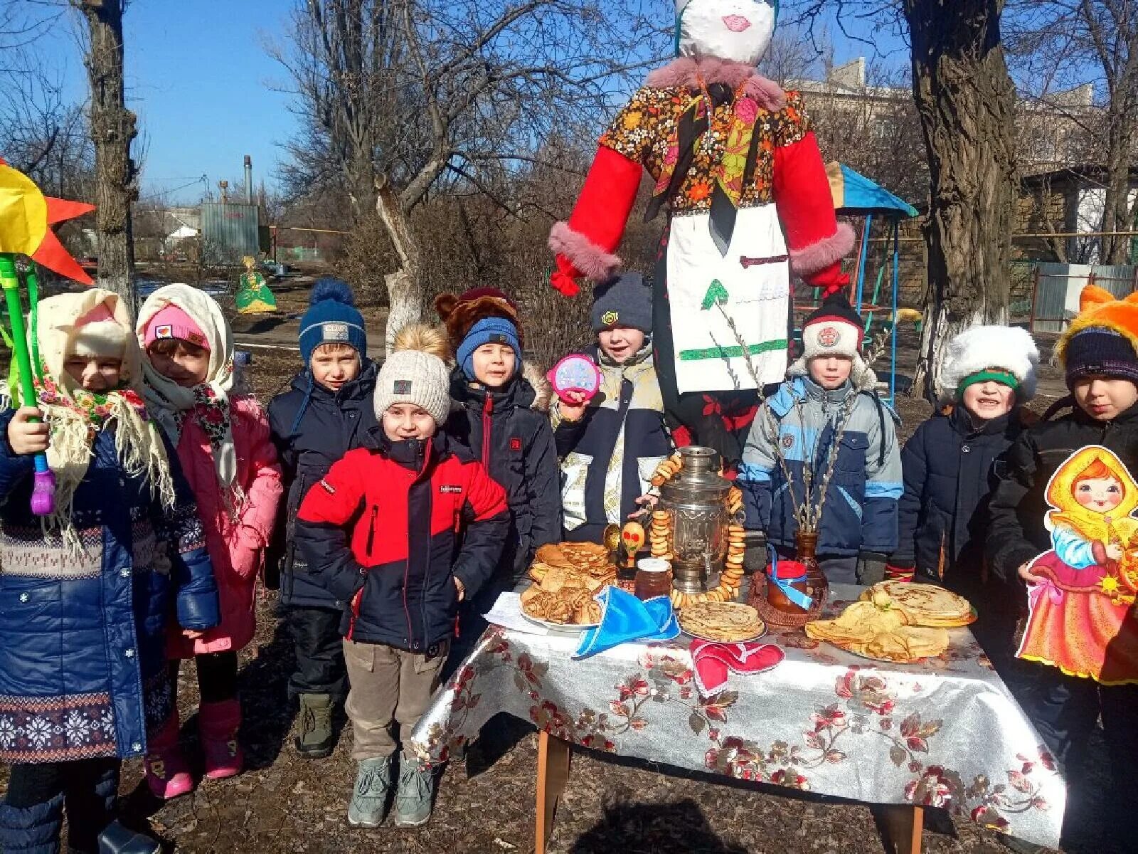 Оформление масленица в детском саду своими руками. Украшение на Масленицу в детском саду. Масленица праздник в саду. Праздник Масленица в детском саду. Украшение территории на Масленицу.