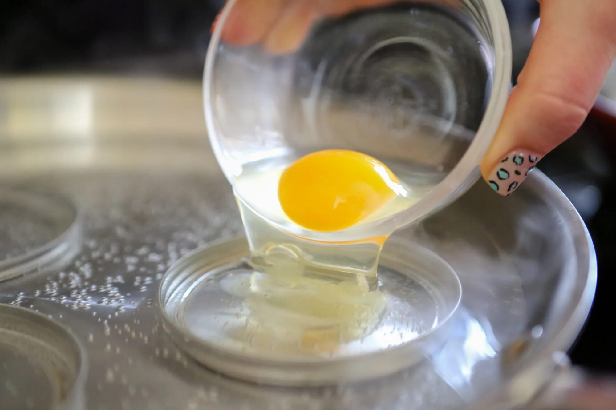 Сколько варить пашот в воде. Яйцо пашот приготовление. Яйца вареные пашот. Яйцо пашот варится. Яйца варёные яйца пашот.