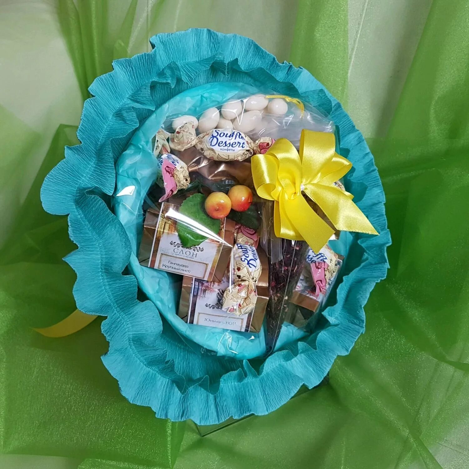 букет конфет. букеты с пакетиками чая и конфетами. оригинальные сладкие букеты. букеты из конфет и чая своими руками. букет из пакетиков чая greenfield.