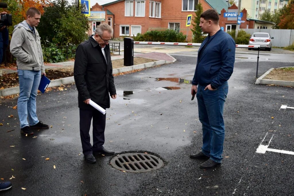 Новости города югорска. Благоустройство двора. Депутат во дворе. Город улица двор. Попов депутат.