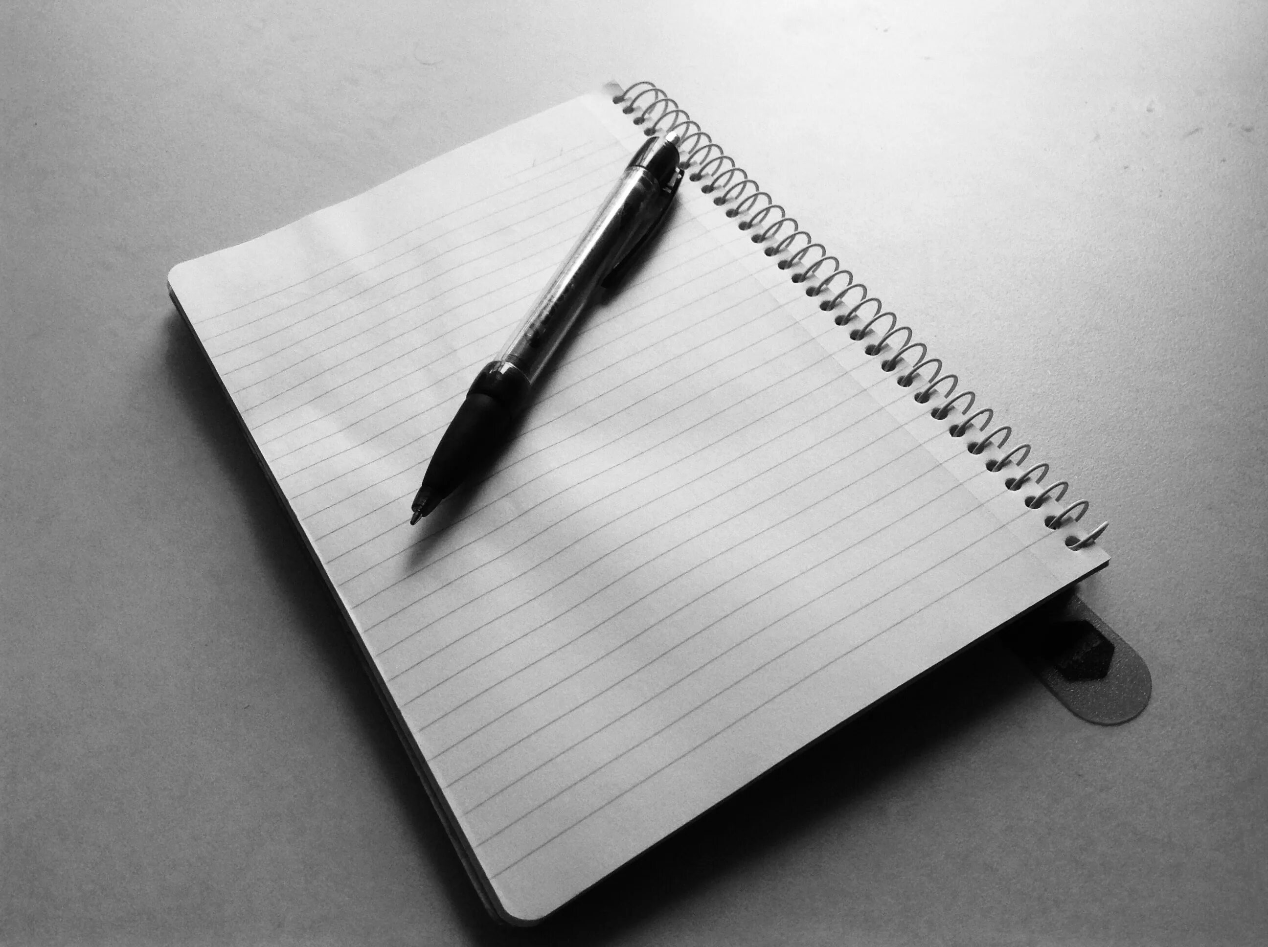 Блокнот с ручкой. Лист и ручка. Лист бумаги и ручка. Блокнот с ручкой рисунок.