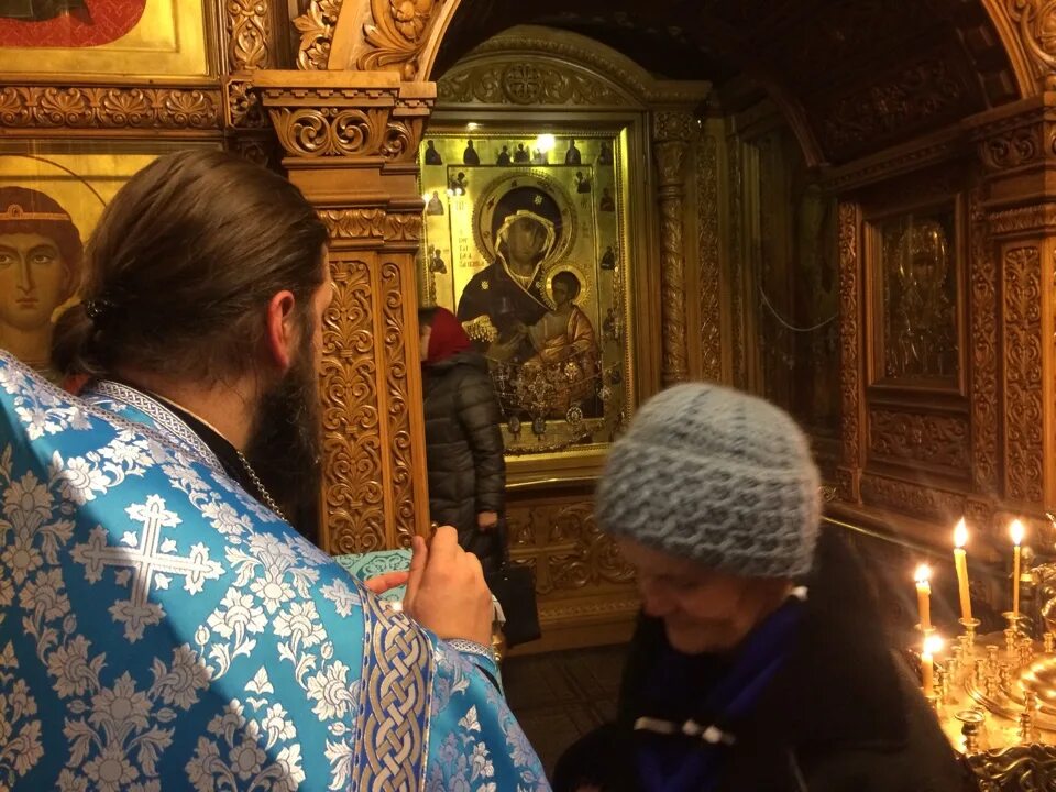 торжественный молебен. молебен в часовне. молебен 31 декабря. молебен в часовне. священник молится.