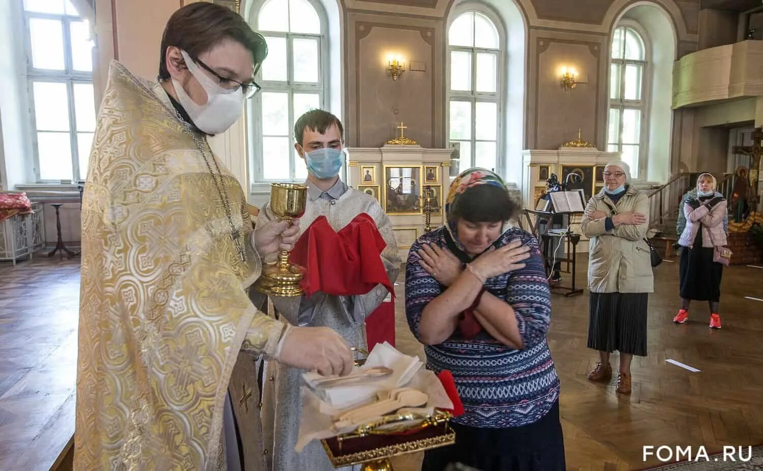 Причастие на дому. Священник на службе в храме. церковь и пандемия. причастие в храме лжица. причастие в масках рпц.