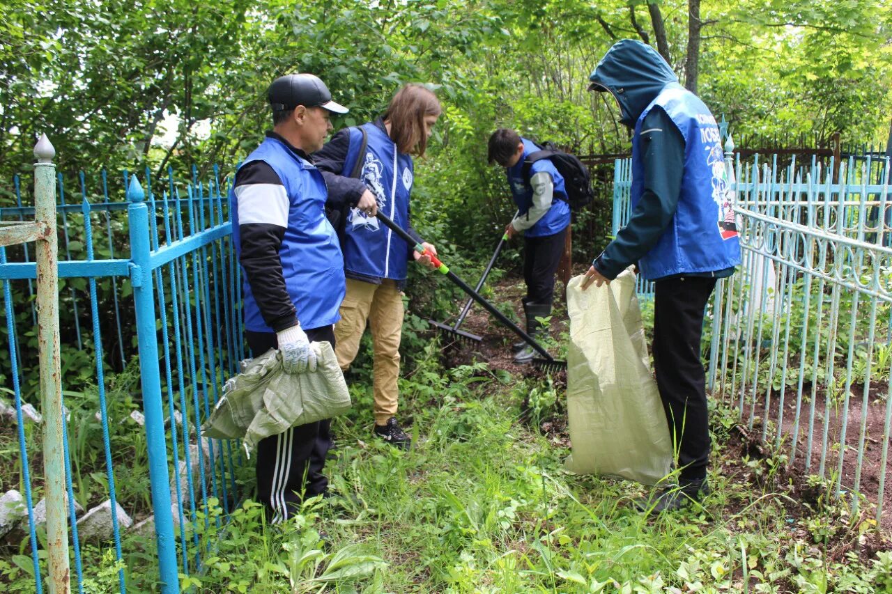 Вновь кладбище. На кладбище состоится субботник. Картинка субботник на кладбище. Мусорка субботник кладбище.