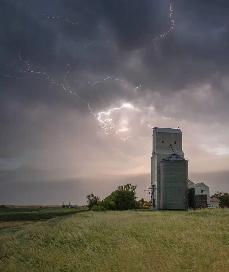 шторм из сотни смерчей worldbox