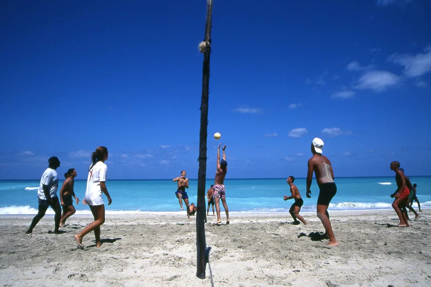 Развлечения на пляже. Куба Варадеро туристы. Куба Варадеро колорит. Пляжи Кубы.