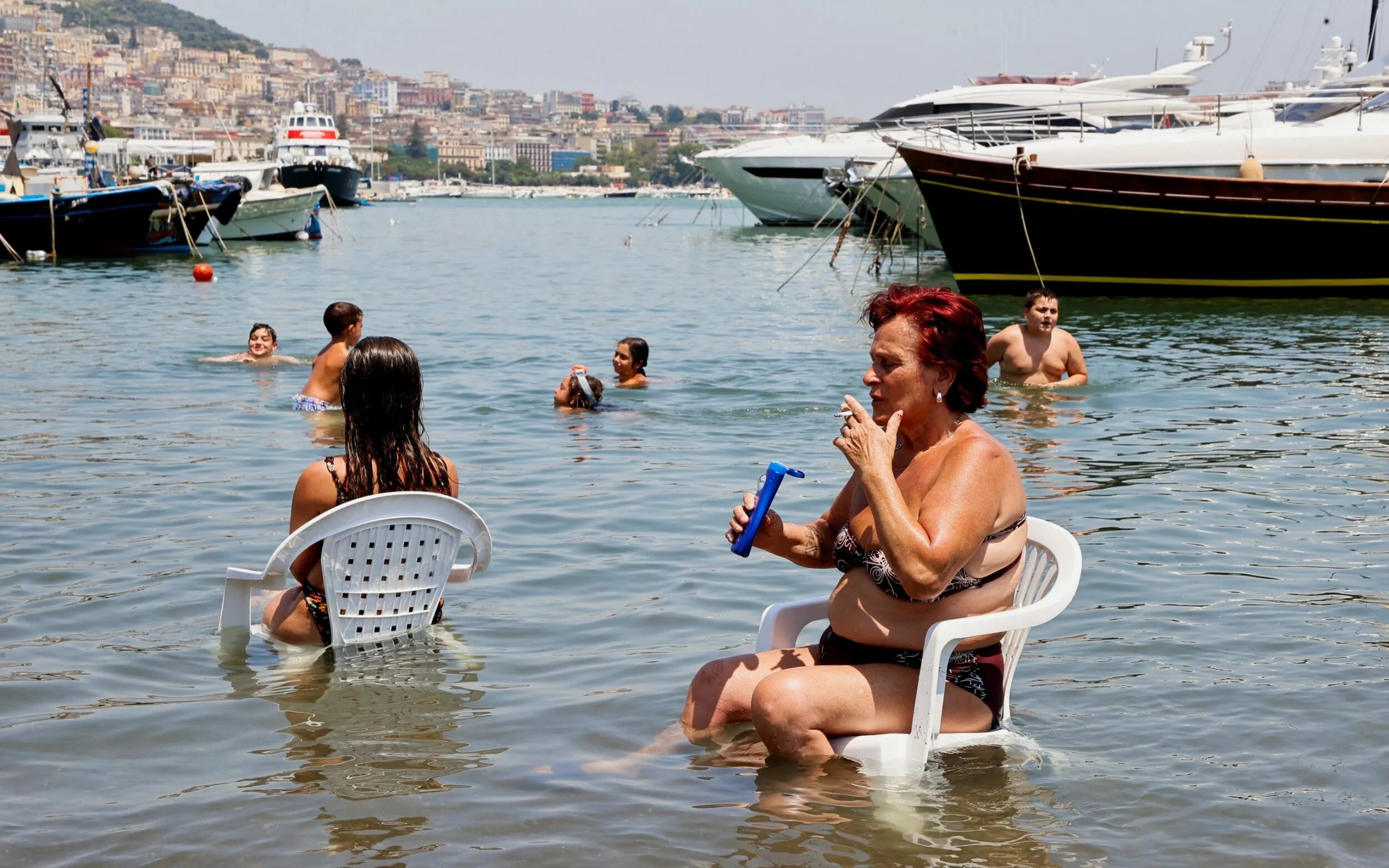Первая волна жары пришла на пиренейский. Жара в Италии. Кипр люди. Жара в Греции. Жара в Европе фото.
