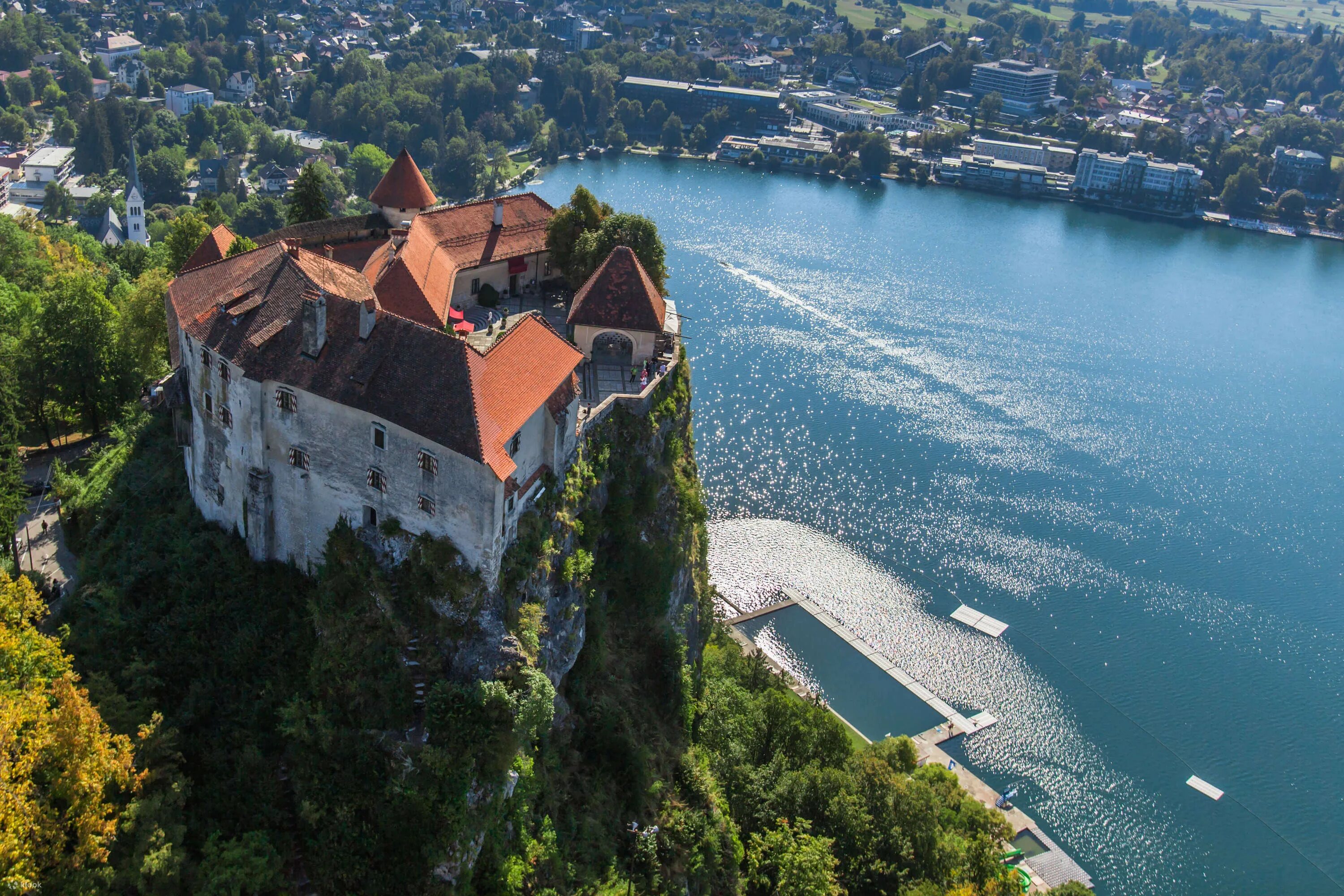 Замок на озере блед в словении. Stephan jolk at bled castle slovenia. Словения озеро блед достопримечательности. Замки словении с названиями. Jolking.