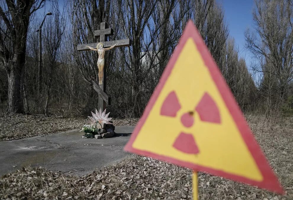 Фото радиации. Знак радиоактивности Чернобыль. Чернобыльская АЭС знак радиации. Чернобыль зона радиации. Зона отчуждения Чернобыльской АЭС табличка.