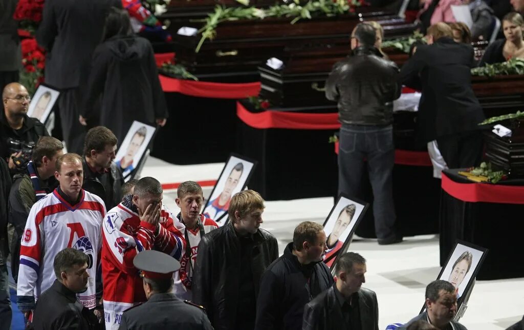 Хоккейная команда локомотив ярославль 2011. Локомотив хоккей трагедия. Хк локомотив ярославль катастрофа. Авиакатастрофа 2011 хоккейная команда локомотив. Як-42 катастрофа локомотив 2011.