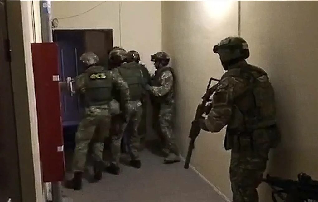Задержанные в отделении полиции. Кто были террористы в ростове. Подросток готовил теракт в школе. Освобождение заложников спецназом. Задержали террористку.