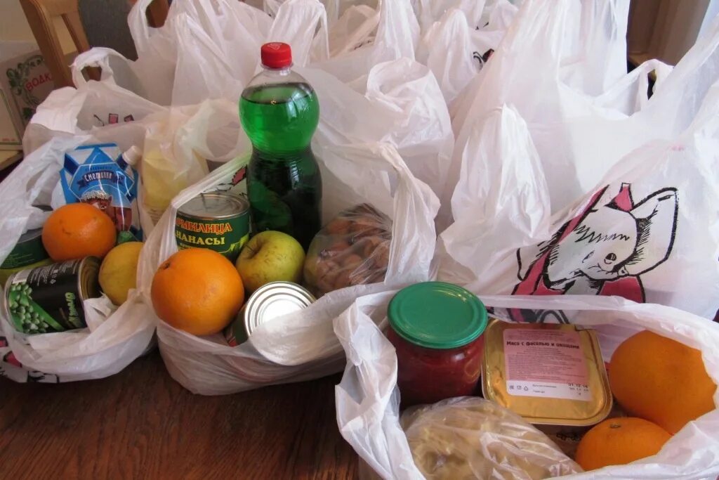 На продуктах можно с помощью. Пакет с продуктами. Набор продуктов в больницу. Пакет с продуктами на столе. Пакеты для продуктов.