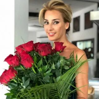 Bir qiz videoda boshqa qizni kokraklarini siqadi