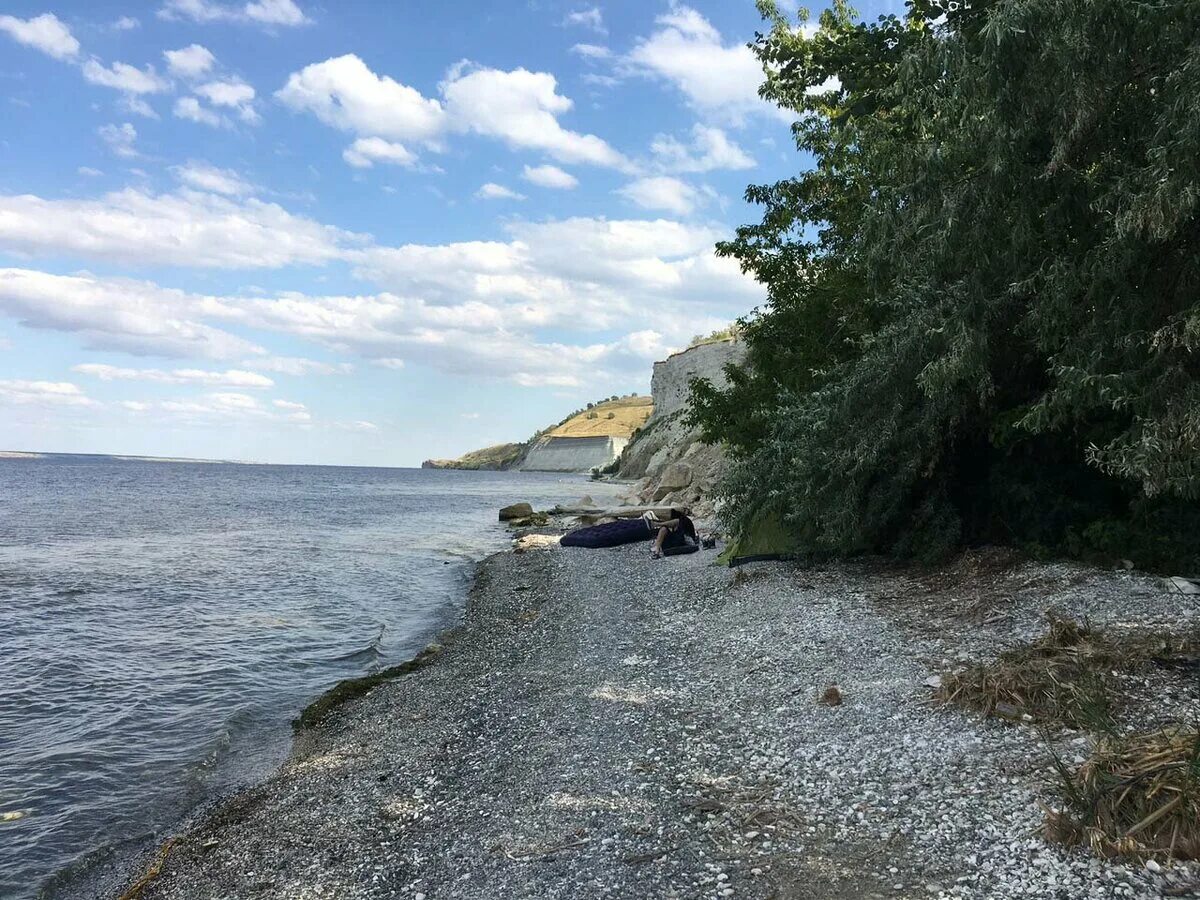 Утёс Степана Разина пляж. Туристы на Утесе Степана Разина. Утёс Степана Разина спуск. Утес Степана Разина с палатками. Дикий 10 на русском