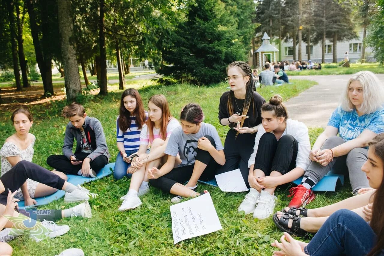 J-Camp лагерь. Джей Кемп лагерь в Подмосковье. Дети в лагере. Летний образовательный лагерь.