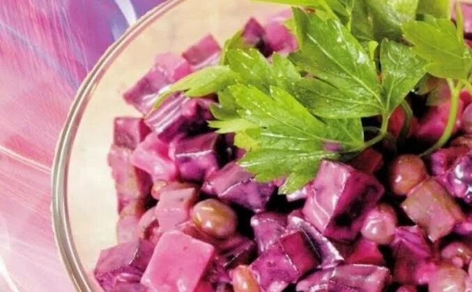 Салат свекла с горошком зеленым. Салат с нутом и свеклой. Салат из свеклы как в детском саду. Салат из свеклы с зеленым горошком. Свёкла с горошком салат.