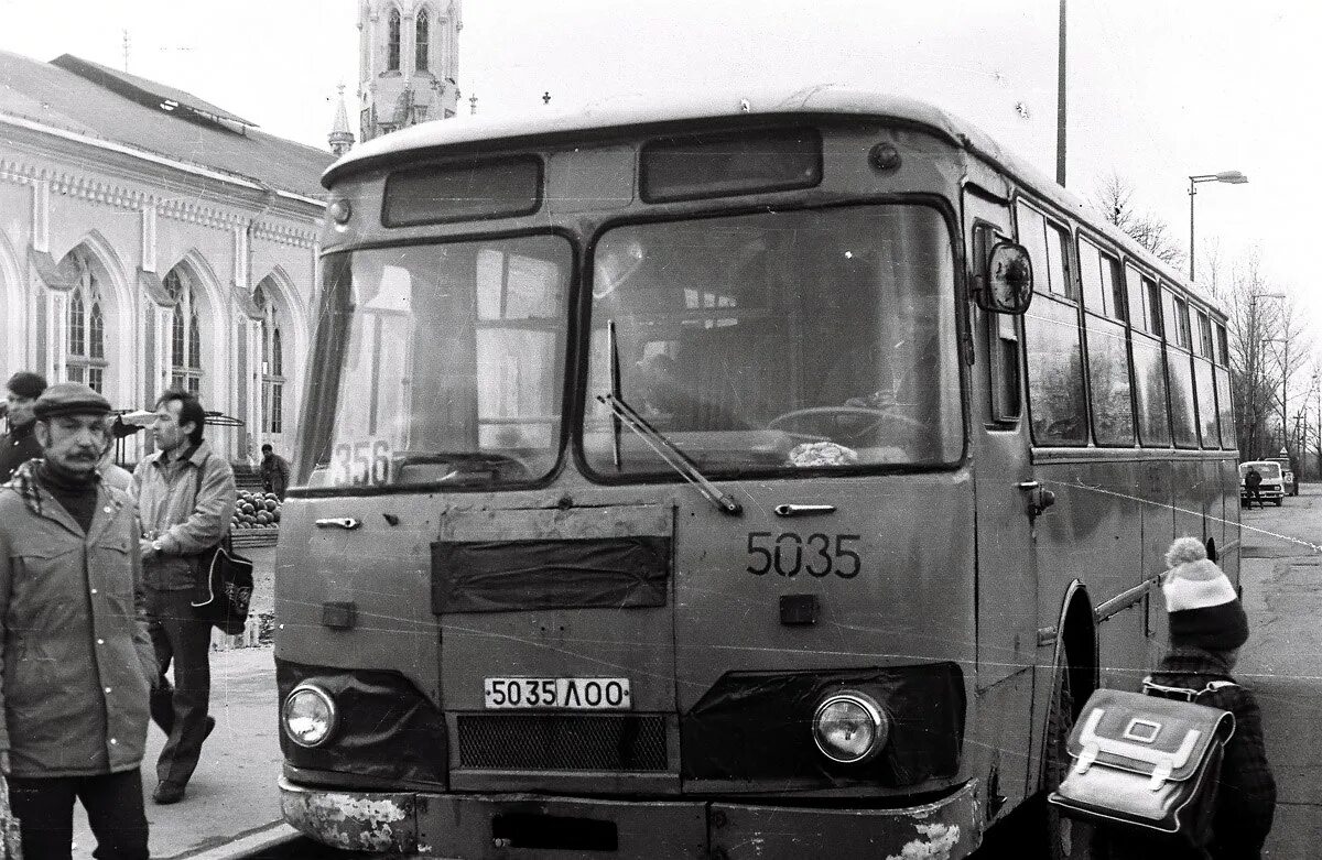Автобус песня армейская. Автобаза СССР ЛИАЗ-677. Обычный автобус. Обычный автобус фото. Автобусный парк старый Петергоф.