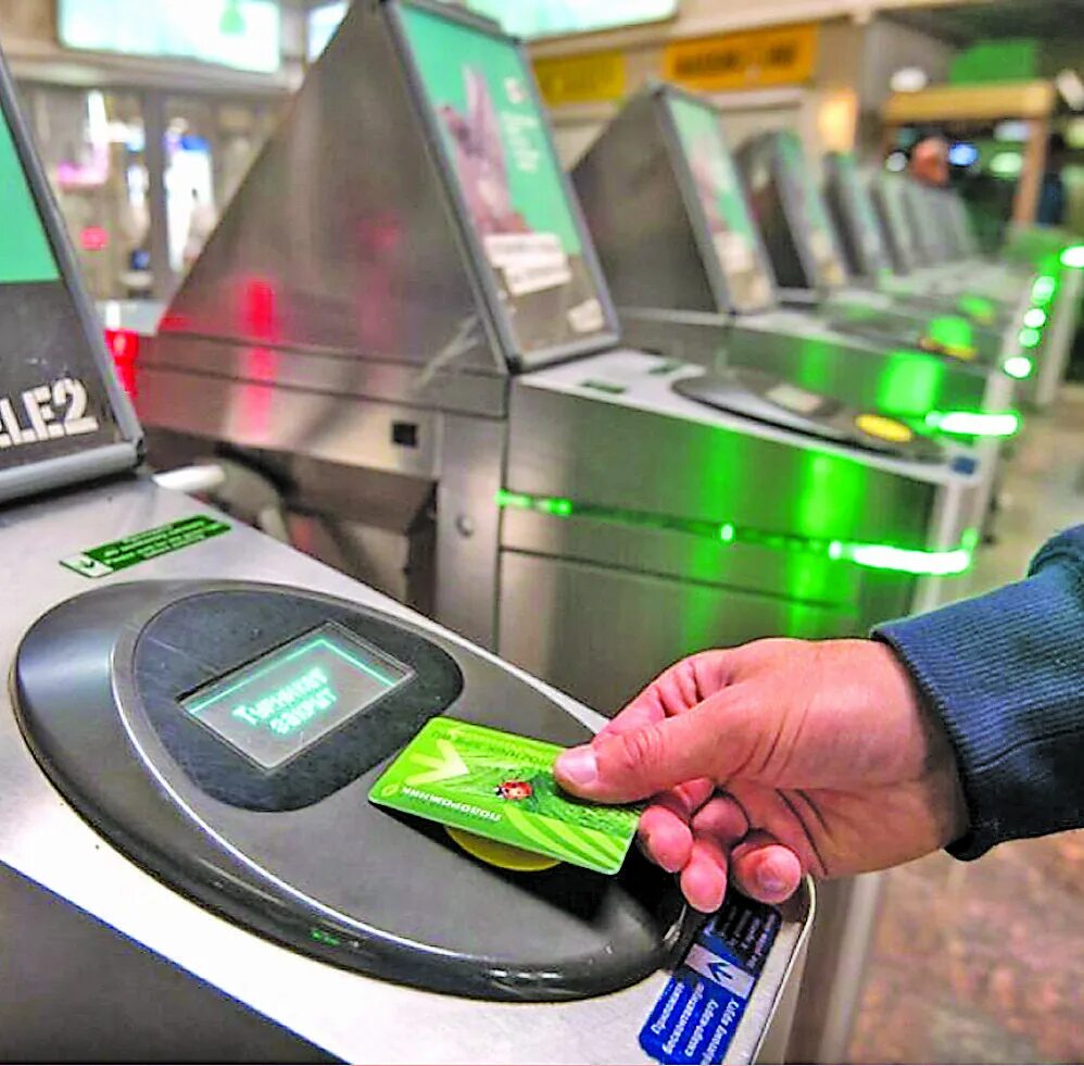 Как оплачивать проезд в метро санкт петербурга. Подорожник метро. турникет в метро карта подорожник. оплата подорожником метро. турникет метро оплата телефоном.