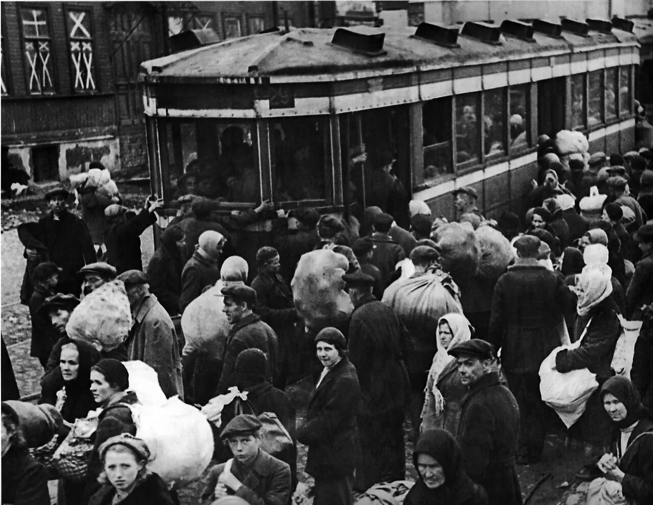 Трамвай Ленинград 1941. Блокада Ленинграда блокадный трамвай. Ленинград в первые годы блокады