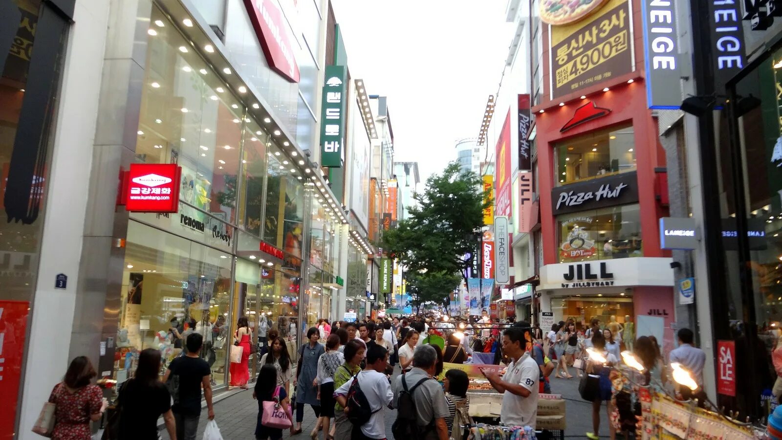 Myeongdong сеул. Квартал мёндон сеул. южная корея улица мёндон. торговая улица мёндон сеул. торговый квартал мендон.