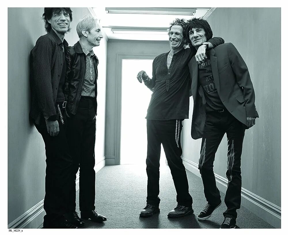 Rolling wild. Группа the Rolling Stones. Rolling Stones фото. Блэк стоунз группа. Rolling Stones Exile on main Street.