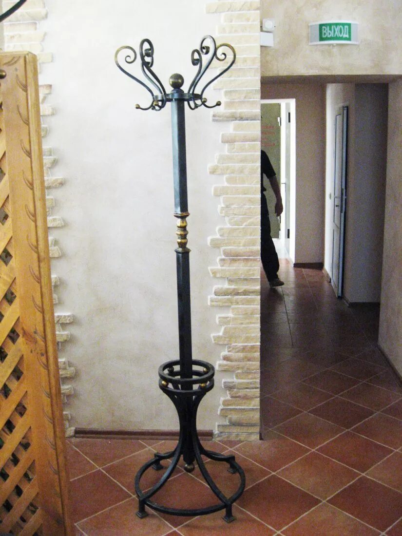 вешалка напольная кованая для одежды. кованая вешалка напольная. вешалка напольная кованая для одежды. вешалка напольная кованная. стойка вешалка кованая.