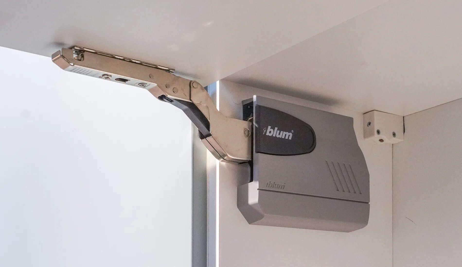 Blum hk top. Подъемный механизм hks blum. подъемный механизм blum 20kx50x. подъемный механизм blum aventos hk. blum aventos hk 27 подъемник.