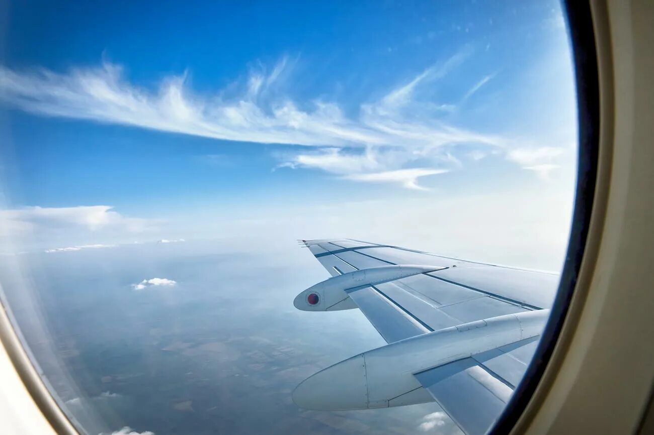 В самолете находящийся в полете 230 м. Иллюминатор Боинг 737. Иллюминатор самолета. Вид из иллюминатора самолета. Небо из иллюминатора самолета.