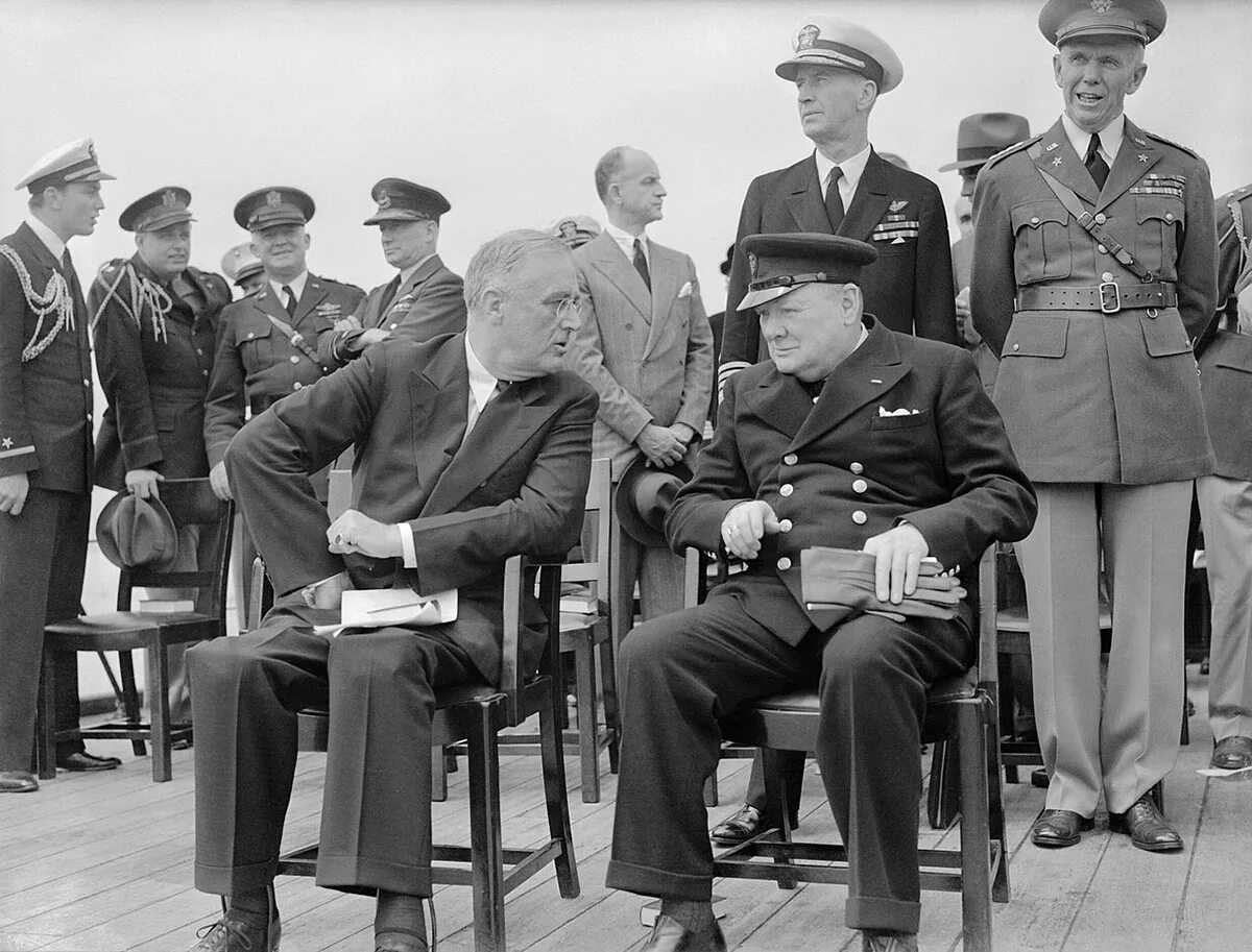 2 мировая черчилля. Рузвельт Черчилль атлантическая хартия. Уинстон Черчилль и Рузвельт. Черчилль Рузвельт август 1941.