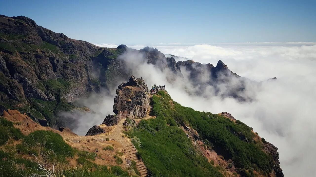 Мадейра пик Руиво. Pico ruivo Мадейра. Pico do Arieiro Мадейра. Гора Торре Португалия. Скалистый гребень