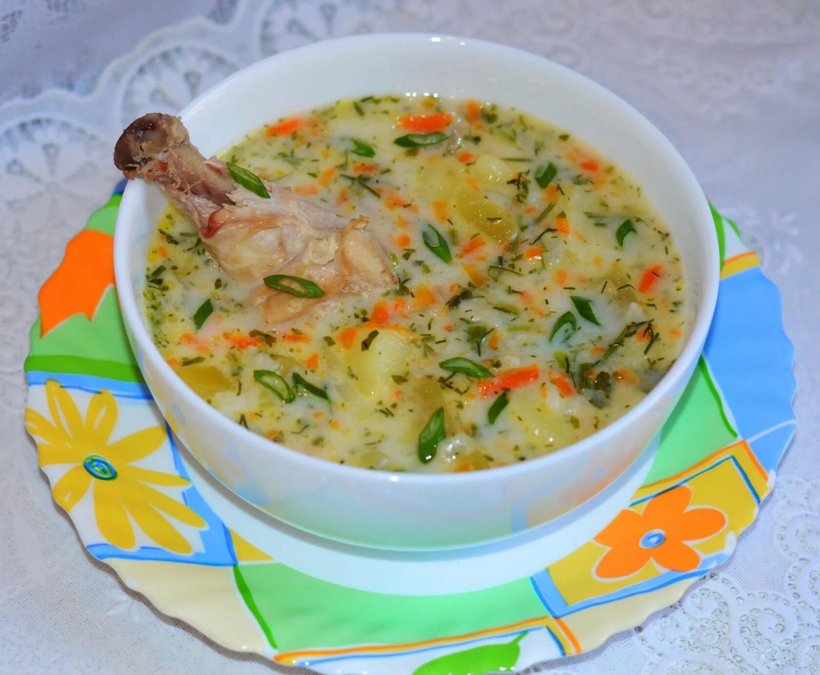 Суп капустой плавленным сыром. Куриный суп с плавленным сыром. сырный суп с рисом. суп с плавленным сыром и курицей. суп с курицей рисом и плавленным сыром.