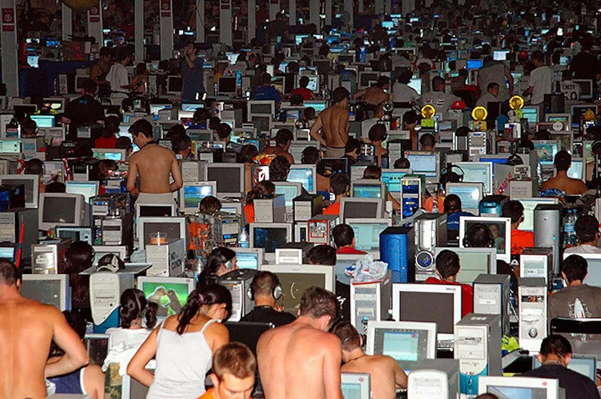 Много админов. Человек в куче компьютеров. Куча компьютеров. Много людей за компьютерами. Много людей за компом.