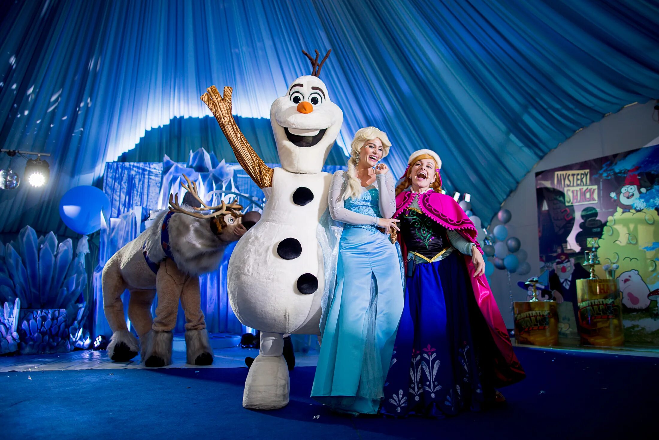 новогоднее уличное представление. шоу авербуха малыш и карлсон. новогоднее шоу для детей 2021. новогоднее научное шоу. эльфы новогодние шоу мыльных пузырей.