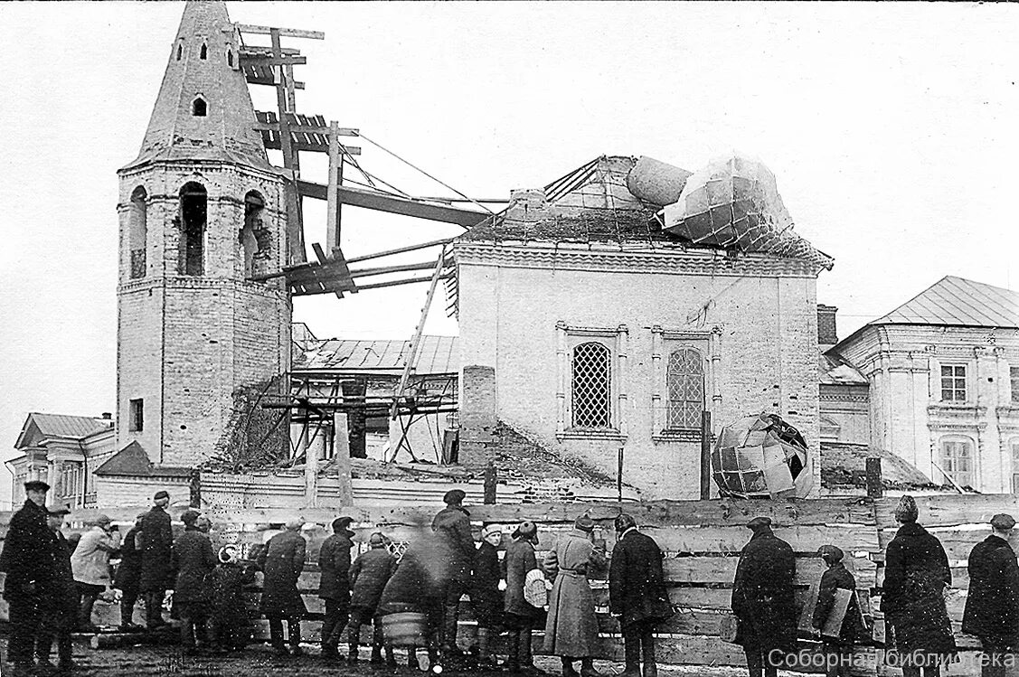 Разрушен в 1930. Кострома разрушенные церкви. Храм разрушенный большевиками в Иркутске. Троицкая Церковь до революции Нижний Новгород. Взорван храм Преображения 1960.