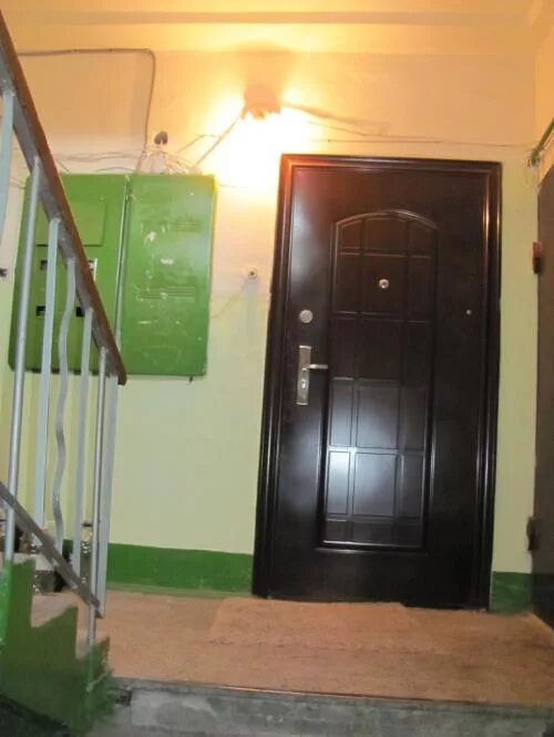 В подъезде дома 27 квартир на каждом. Решение задачи в семнадцатиэтажном доме. Подъезд дома. Человек на лестничной клетке. Лестничная клетка хрущевка.