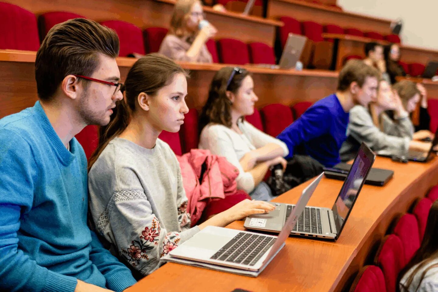 В каком вузе учиться. МГУ Студенческая жизнь. Медиашкола МГУ. Студенческая жизнь МГУ Ломоносова. Студентки МГУ.