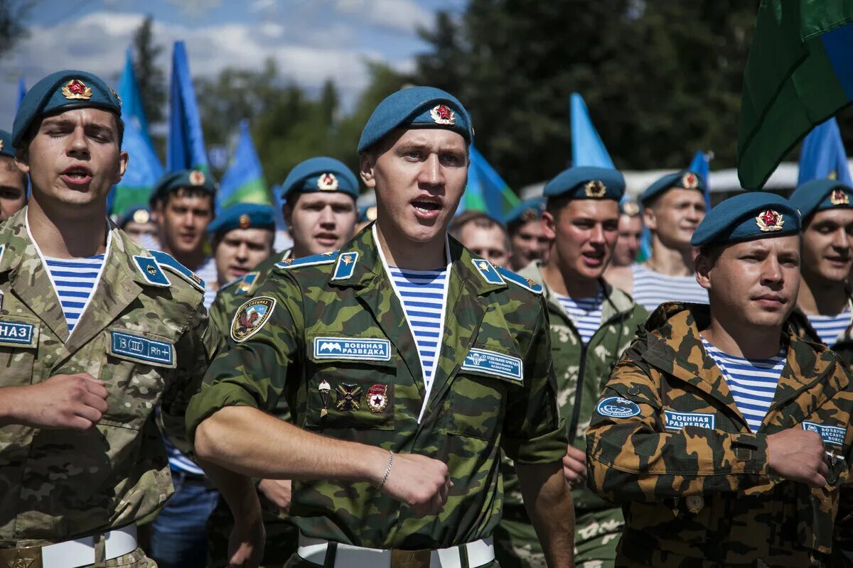 Десантники войска. Воздушно-десантные войска (ВДВ) РФ. Форма десантника ВДВ. ВДВ спецназ ВДВ - голубые береты. ВДВ РФ.