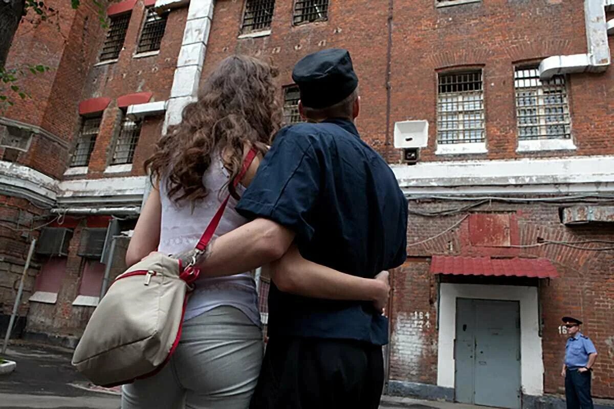 Сердце на бетонной стене. Prison love. Prison love. Картинки про тюрьму и любовь. Prison love.