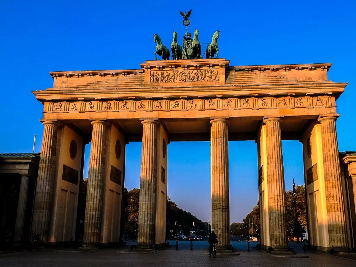 Какие основные достопримечательности. Бранденбургские ворота в Берлине. Достопримечательности Германии Бранденбургские ворота. Арка Бранденбургских ворот Берлин.