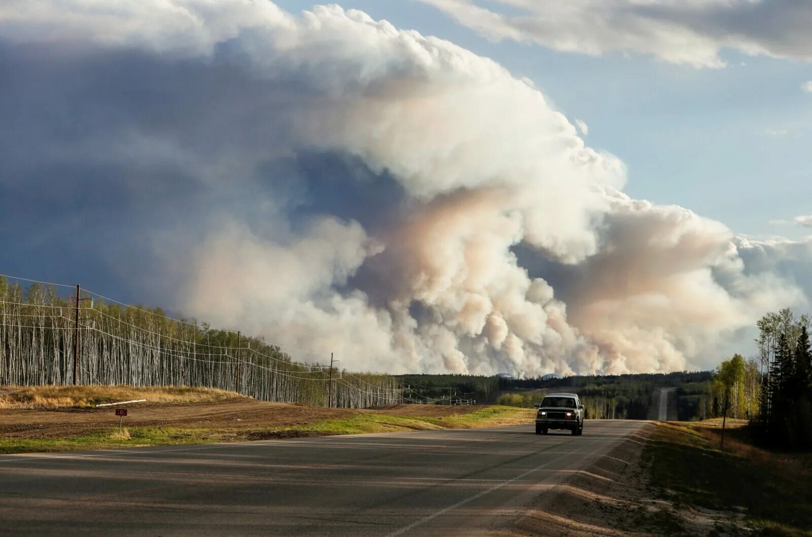 С какими природными катастрофами. Лесной пожар в форте Мак-Муррей. Fort MCMURRAY Alberta. Стихийные бедствия. Антропогенные катастрофы.