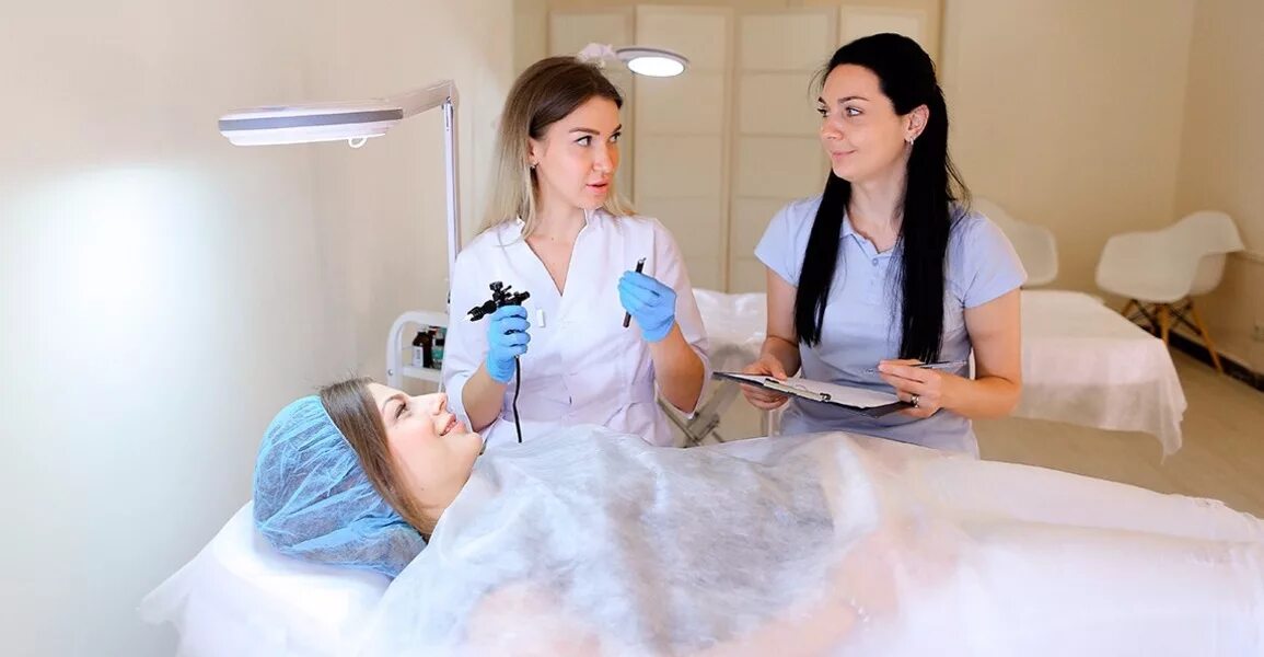 Сестринская косметология. Комедии про косметолога. Как стать врачом косметологом. Девушка у косметолога. Профессия косметолог.